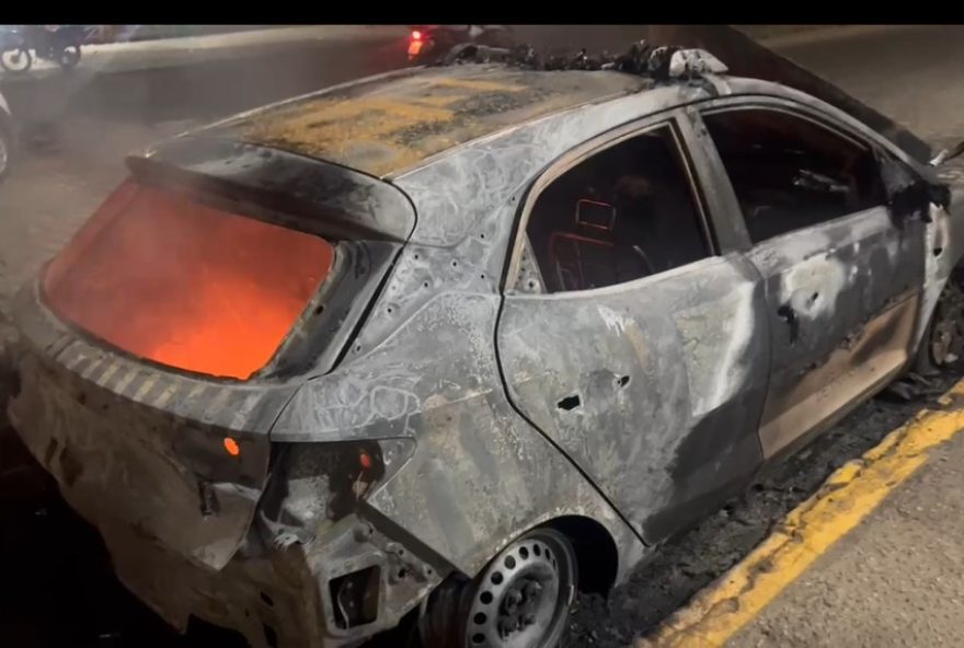 viatura-da-secretaria-de-mobilidade-de-santa-cruz-do-capibaribe-e-incendiada-em-frente-a-sede3A-autoridades-investigam-o-caso