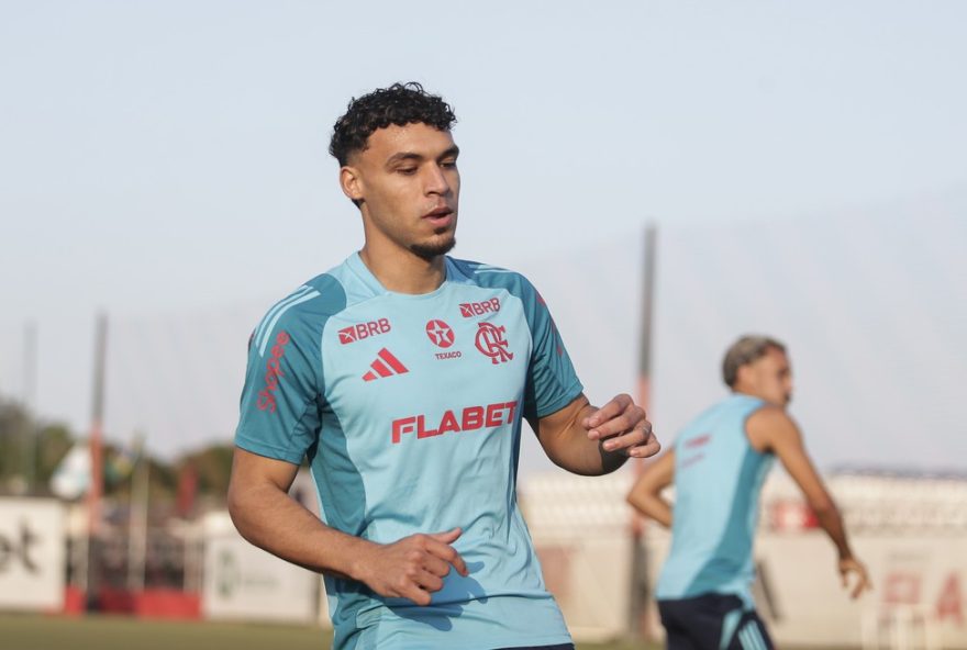 victor-hugo-se-apresenta-ao-flamengo-apos-negociacao-frustrada-com-de.-meio-campista-disponivel-para-filipe-luis-no-ninho-do-urubu