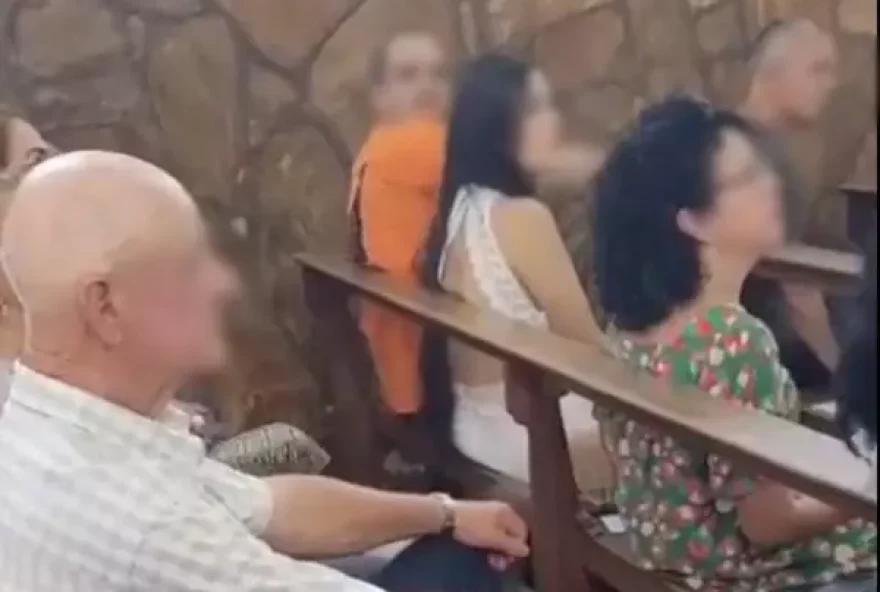 Mulher flagra marido e amante dentro de igreja durante missa