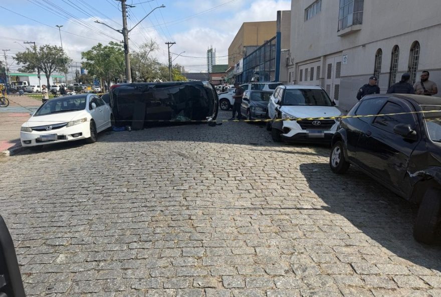 video-chocante-mostra-carro-capotando-durante-perseguicao-policial-em-suzano3A-suspeitos-detidos-sem-ferimentos-graves