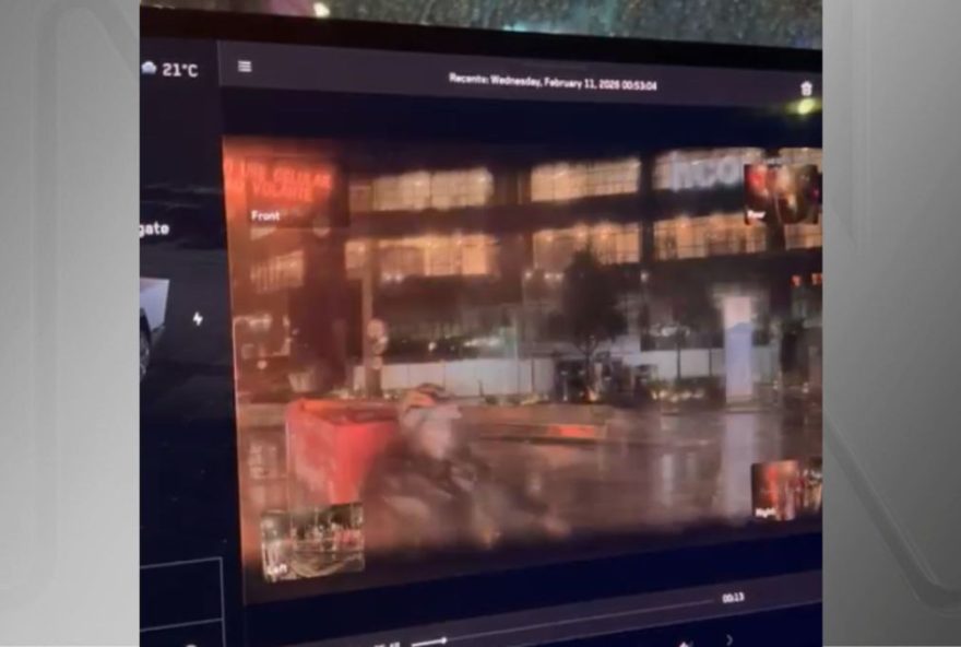 video-chocante-mostra-momento-de-colisao-entre-motociclista-e-tesla-cybertruck video-chocante-mostra-momento-de-colisao-entre-motociclista-e-tesla-cybertruck