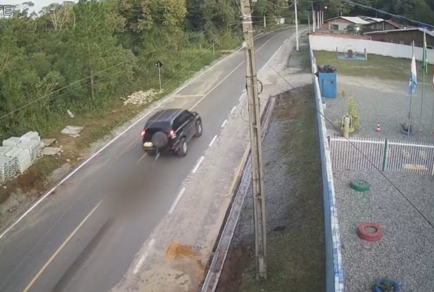 video-chocante3A-cavalo-e-arrastado-por-carro-em-balneario-barra-do-sul2C-e-policia-investiga-maus-tratos-aos-animais