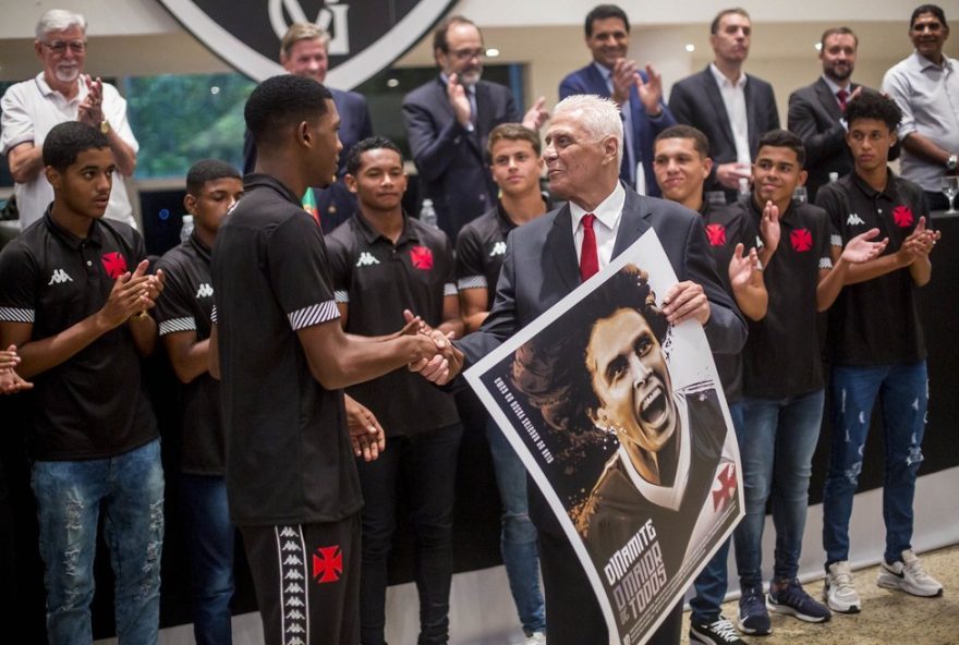 video-comovente-de-roberto-dinamite-e-rayan-viraliza-nas-redes3A-emocionante-homenagem-e-superacao-no-futebol-vasco
