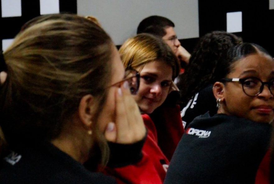 video-emocionante3A-pais-surpreendem-vestibulandos-com-mensagens-de-apoio-durante-aula