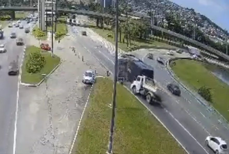 video-impressionante-mostra-caminhao-tombando-perto-de-motociclista-em-florianopolis