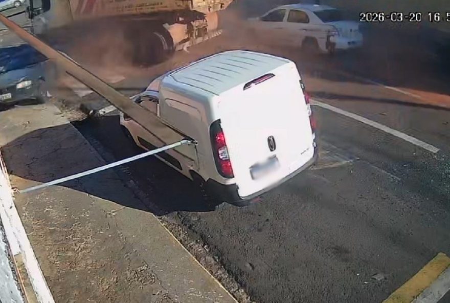 video-impressionante3A-caminhao-desgovernado-atinge-carros-e-moto-e-cai-em-corrego-em-lins