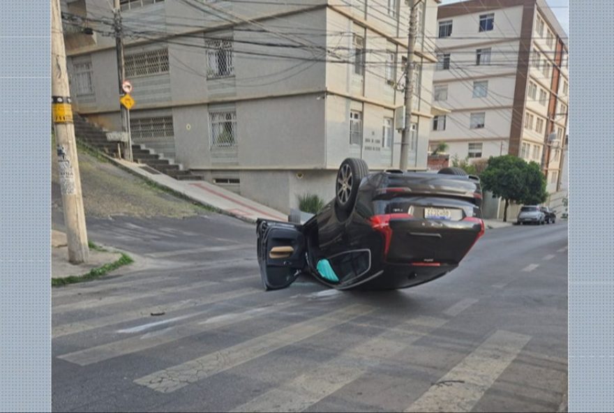 video-impressionante3A-carro-capota-apos-colidir-com-veiculos-estacionados-em-bh