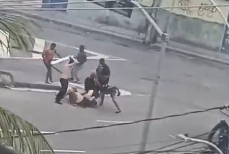 video-mostra-agressao-a-homem-caido-em-confronto-de-torcedores-proximo-ao-estadio-nilton-santos2C-no-rio-de-janeiro