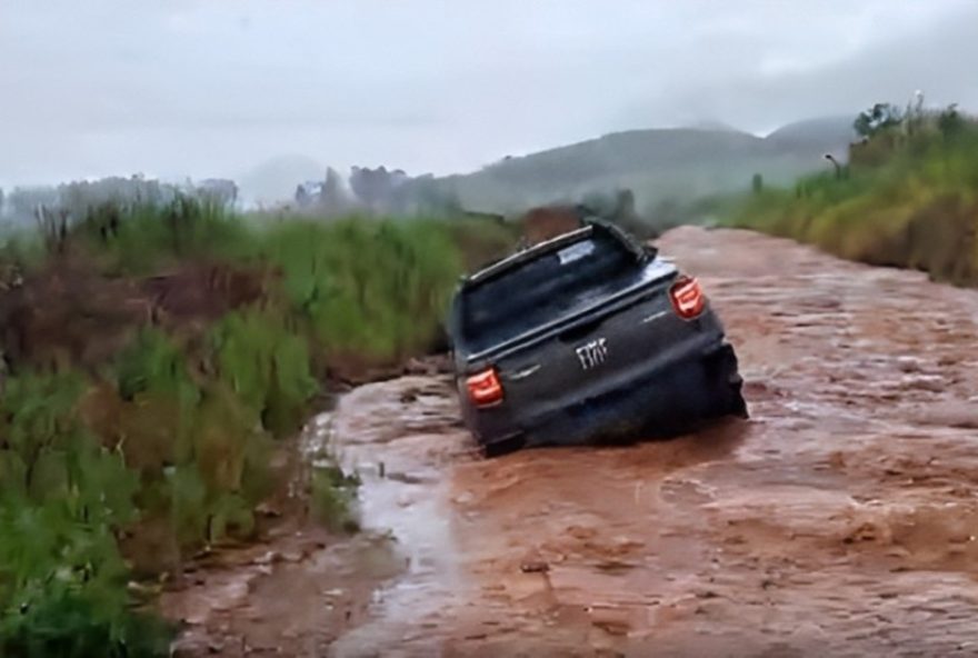 video-mostra-lmg-722-transformada-em-rio-de-lama-apos-chuva-em-mg