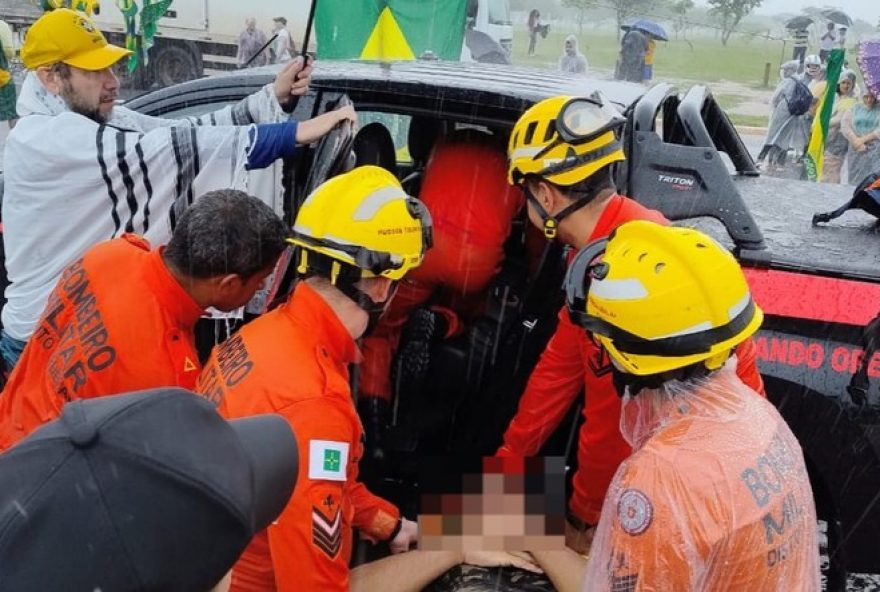 video-mostra-momento-em-que-raio-atinge-ato-pro-bolsonaro-em-brasilia3A-manifestantes-feridos-em-descarga-eletrica video-mostra-momento-em-que-raio-atinge-ato-pro-bolsonaro-em-brasilia3A-manifestantes-feridos-em-descarga-eletrica