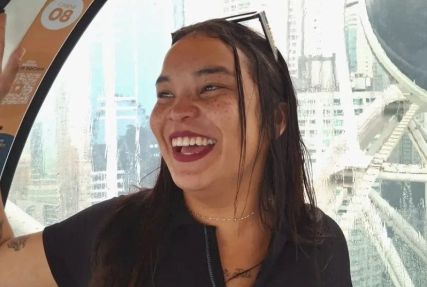 video-mostra-momento-impactante-de-passageira-caindo-de-onibus-em-movimento-no-litoral-de-sp video-mostra-momento-impactante-de-passageira-caindo-de-onibus-em-movimento-no-litoral-de-sp