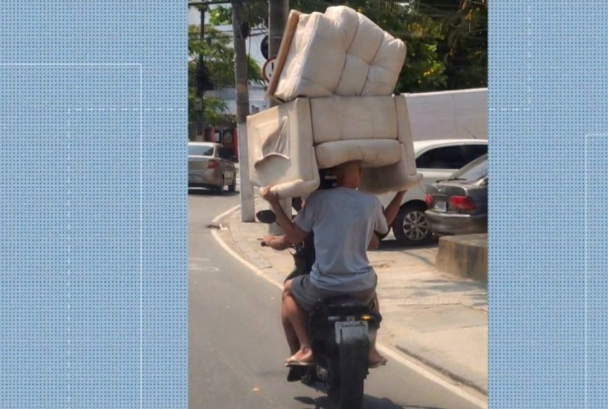 video-mostra-poltrona-sendo-transportada-na-moto-na-ilha-do-governador3A-alerta-para-seguranca-no-transito