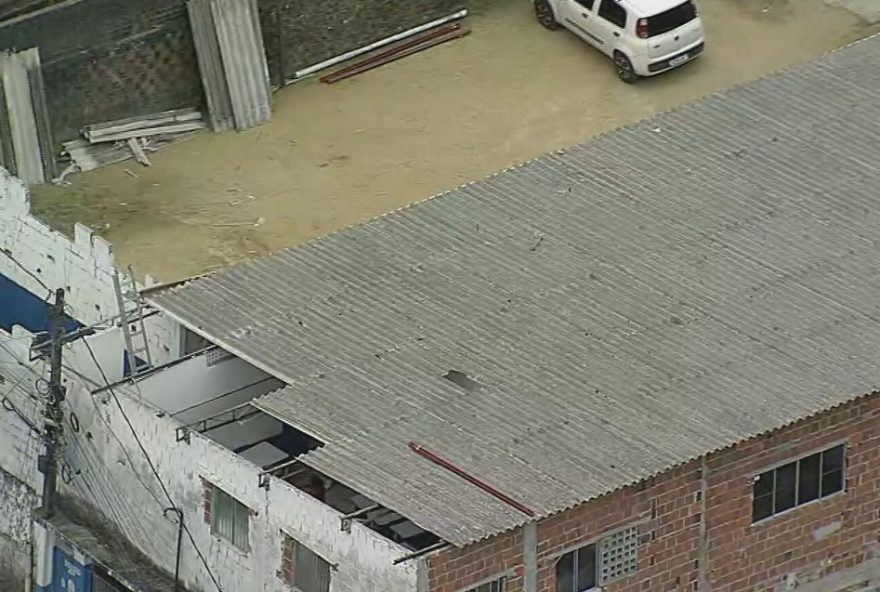 video-mostra-teto-de-escola-arrancado-por-vento-forte-durante-aula video-mostra-teto-de-escola-arrancado-por-vento-forte-durante-aula