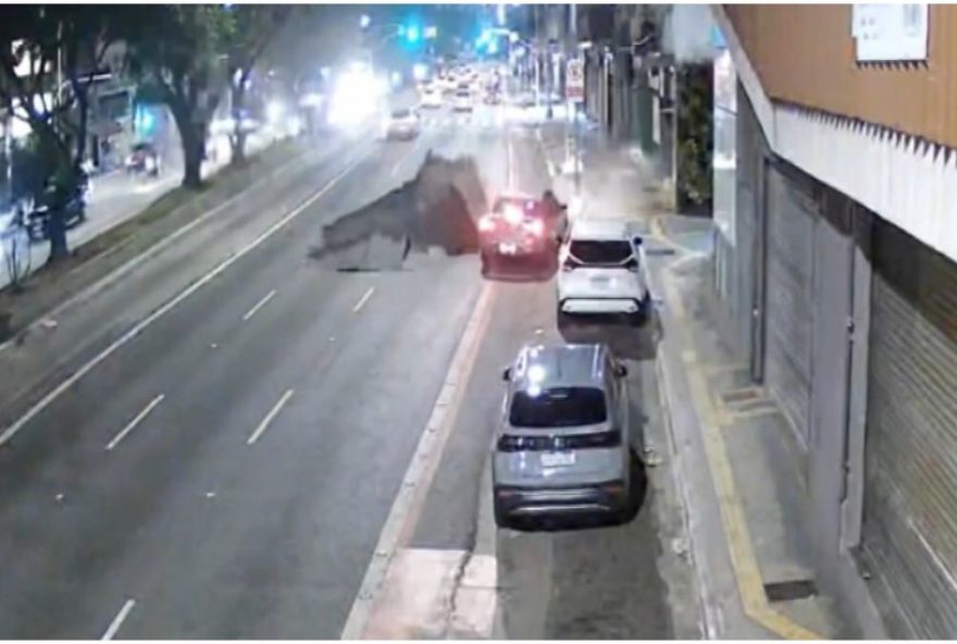 video-viral-mostra-cratera-se-abrindo-na-rua-da-consolacao-em-sp3A-causas-ainda-desconhecidas video-viral-mostra-cratera-se-abrindo-na-rua-da-consolacao-em-sp3A-causas-ainda-desconhecidas