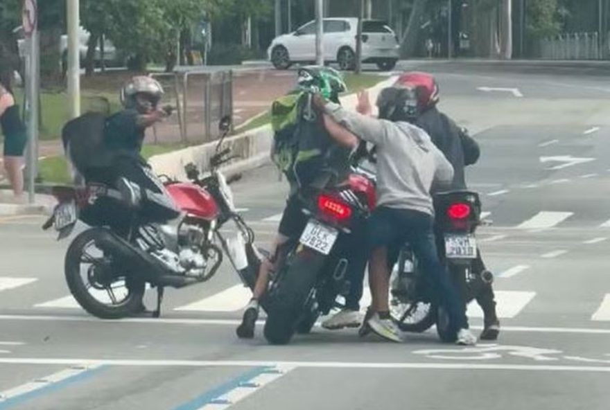 video-viral-mostra-roubo-de-motocicleta-de-luxo-em-sao-paulo3A-policia-investiga-o-caso