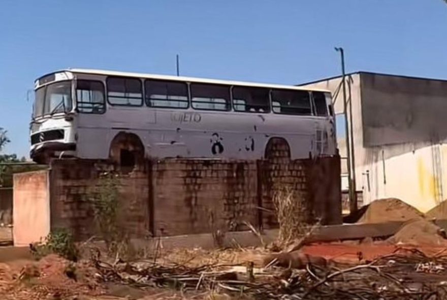 video-viral3A-onibus-suspenso-sobre-tijolos-intriga-internautas