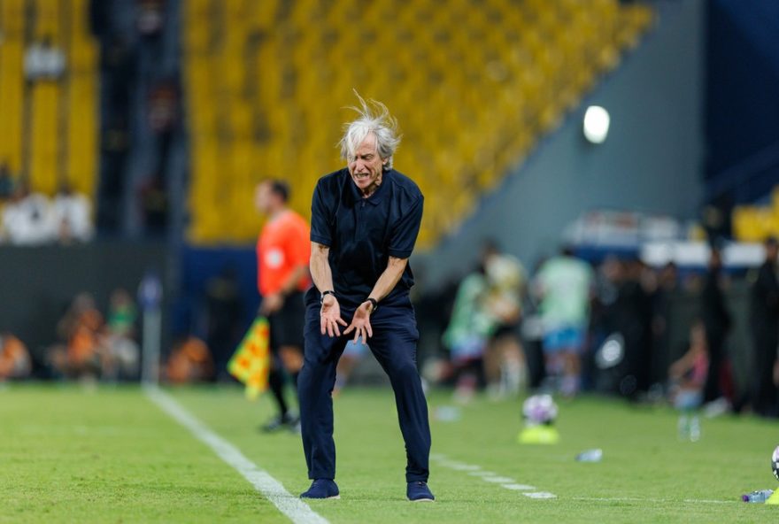 video-viraliza3A-jorge-jesus-perde-sapato-ao-dar-bico-em-goleada-por-5-a-1-no-campeonato-saudita