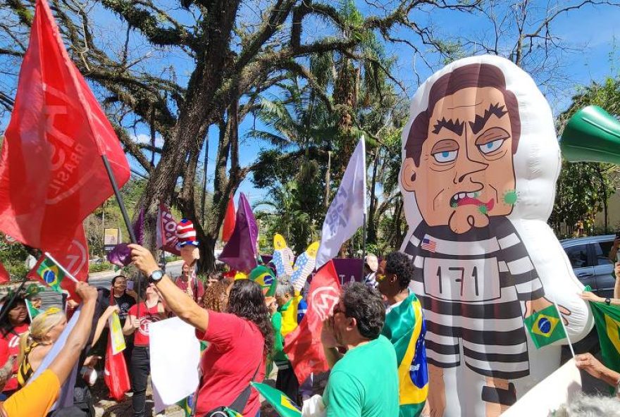 video3A-atos-pro-e-contra-bolsonaro-e-lula-marcam-presenca-com-bonecos-inflaveis-em-meio-a-paulista