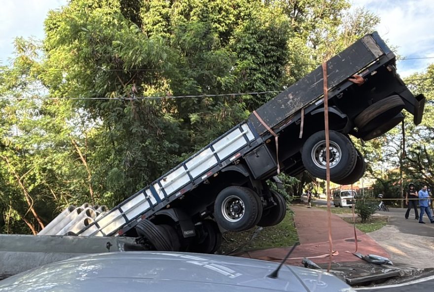 video3A-caminhao-desgovernado-com-50-toneladas-em-postes-em-piracicaba video3A-caminhao-desgovernado-com-50-toneladas-em-postes-em-piracicaba
