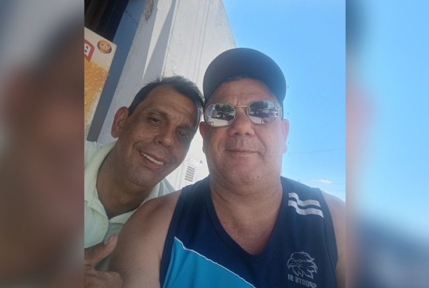 video3A-capivara-surpreende-amigos-durante-saidera-em-bar-de-rio-preto