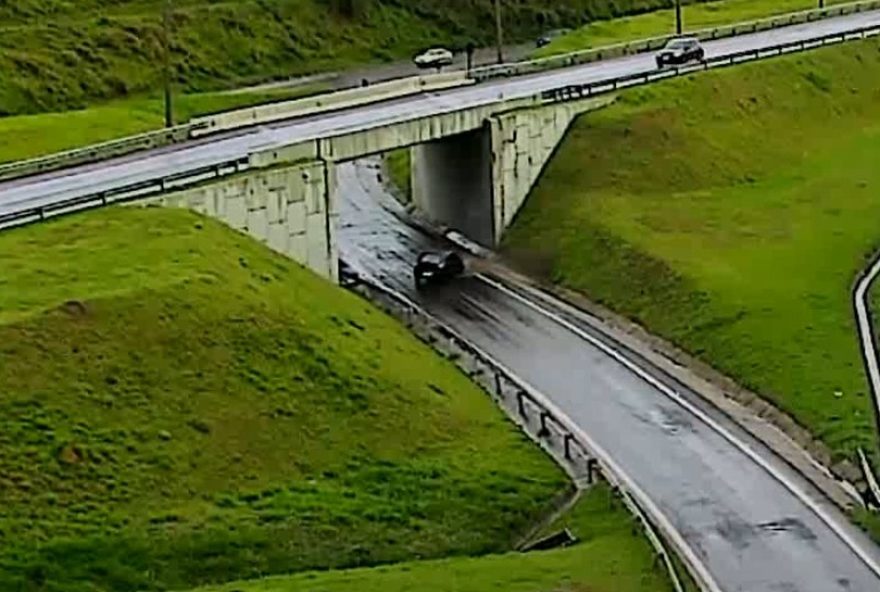 video3A-carro-aquaplanou-e-bateu-na-sp-332-em-campinas-imagens-do-acidente-alertam-para-precaucao-ao-dirigir video3A-carro-aquaplanou-e-bateu-na-sp-332-em-campinas-imagens-do-acidente-alertam-para-precaucao-ao-dirigir