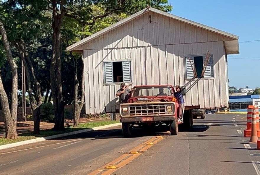 video3A-casa-transportada-por-caminhao-em-santa-helena2C-no-parana video3A-casa-transportada-por-caminhao-em-santa-helena2C-no-parana
