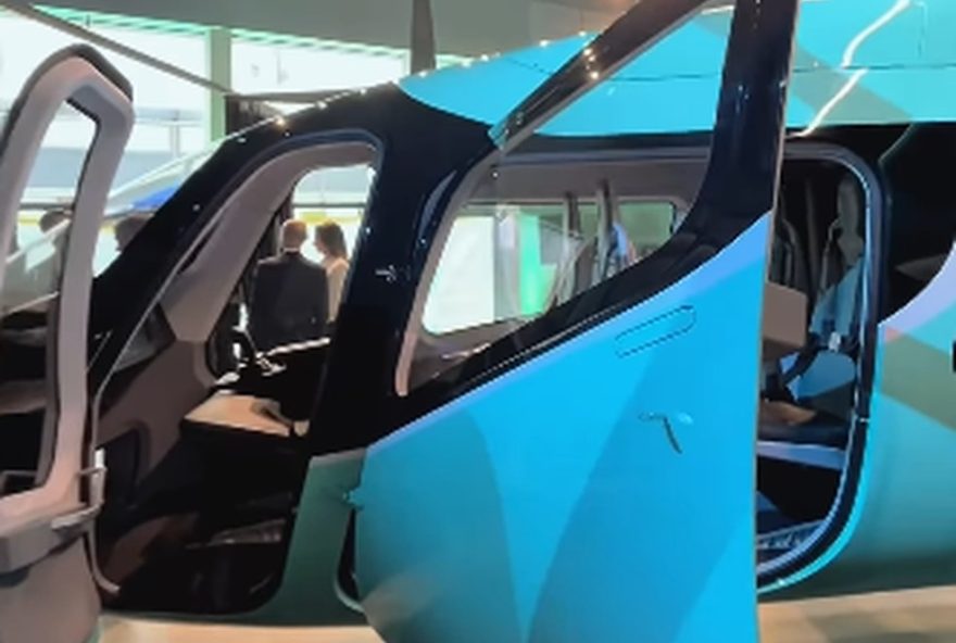 video3A-embraer-apresenta-novo-carro-voador-em-escala-real-no-paris-air-show