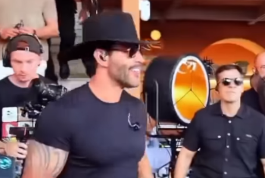 video3A-gusttavo-lima-surpreende-fas-e-lota-rua-em-goiania-com-show-improvisado-em-bar video3A-gusttavo-lima-surpreende-fas-e-lota-rua-em-goiania-com-show-improvisado-em-bar