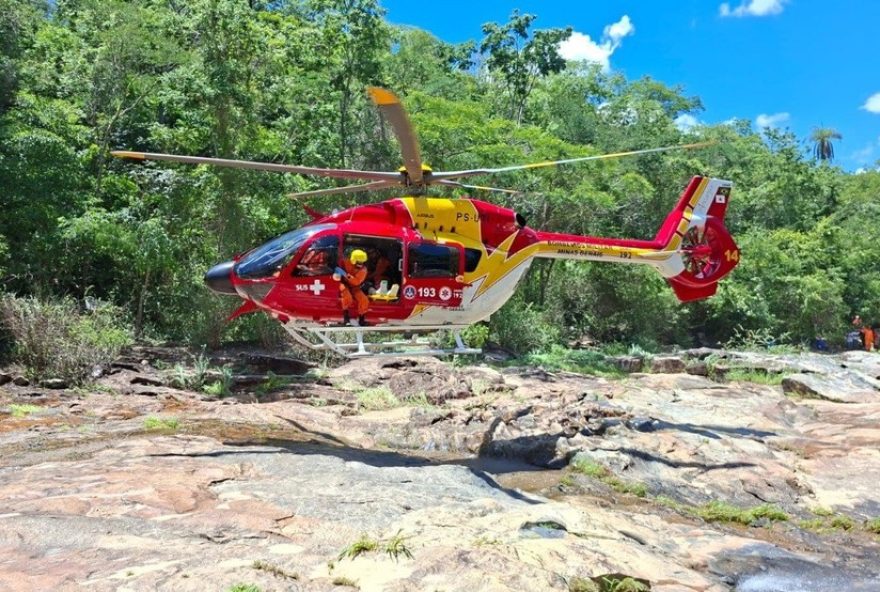 video3A-helicoptero-dos-bombeiros-resgata-homem-que-caiu-de-cachoeira-em-mg video3A-helicoptero-dos-bombeiros-resgata-homem-que-caiu-de-cachoeira-em-mg