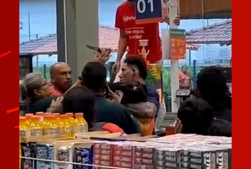 video3A-homem-ameaca-mulher-com-faca-em-supermercado-de-manaus video3A-homem-ameaca-mulher-com-faca-em-supermercado-de-manaus