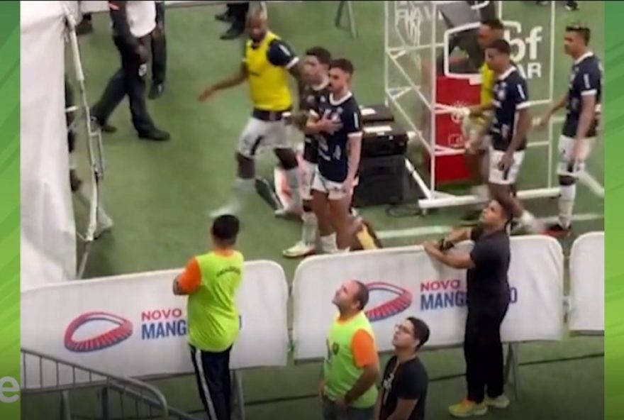 video3A-jogador-do-remo-e-atingido-por-garrafa-apos-derrota-na-serie-b-veja-as-imagens-da-agressao-e-a-reacao-do-atleta