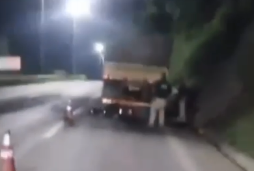 video3A-motociclista-morre-apos-colidir-em-carreta-parada-na-br-153-em-goiania video3A-motociclista-morre-apos-colidir-em-carreta-parada-na-br-153-em-goiania
