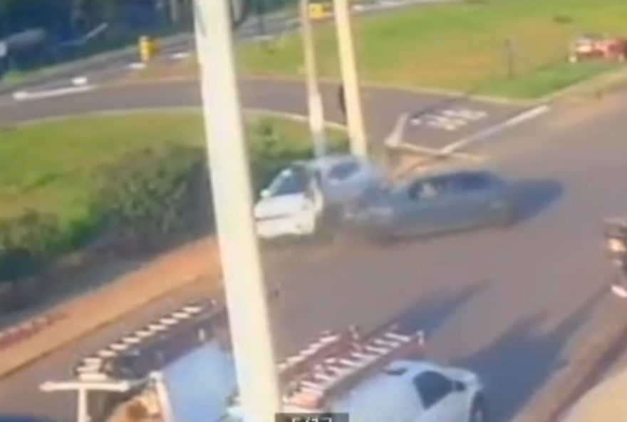 video3A-motociclista-voa-por-cima-de-carro-em-piraju-e-e-resgatado-pelos-bombeiros-noticias-em-itapetininga-e-regiao