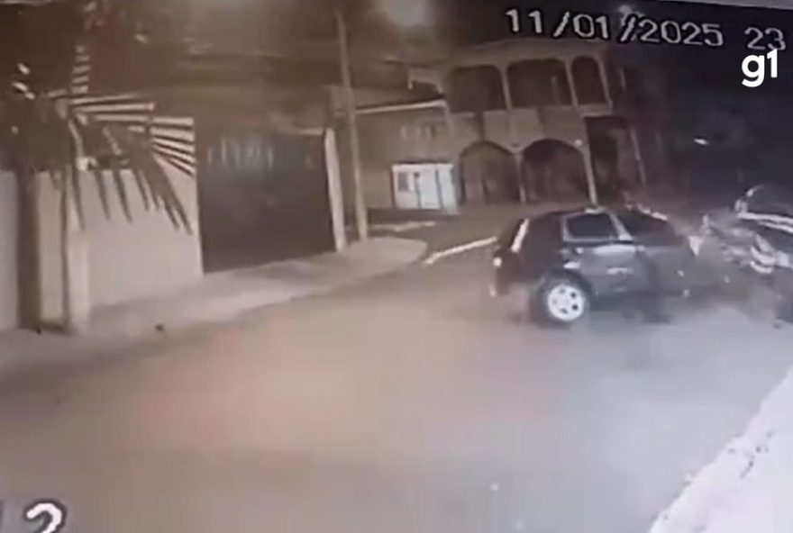 video3A-motorista-perde-controle-e-atinge-carro-estacionado-em-ribeirao-preto