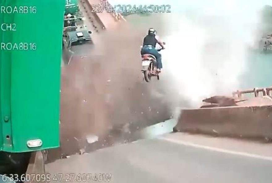 video3A-novas-imagens-mostram-veiculos-arremessados-em-desabamento-de-ponte video3A-novas-imagens-mostram-veiculos-arremessados-em-desabamento-de-ponte