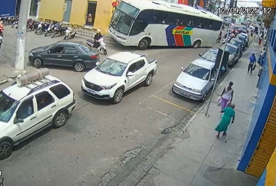 video3A-onibus-escolar-desvia-de-motociclista-na-ba-ao-invadir-calcada