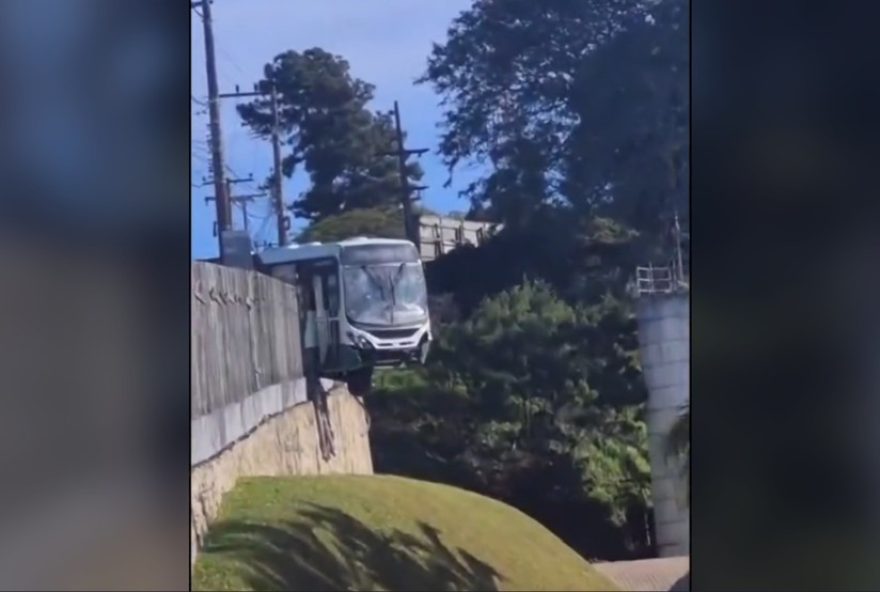 video3A-onibus-pendurado-em-avenida-apos-confusao-em-florianopolis-ocorrencia-em-andamento-com-passageiro-e-motorista