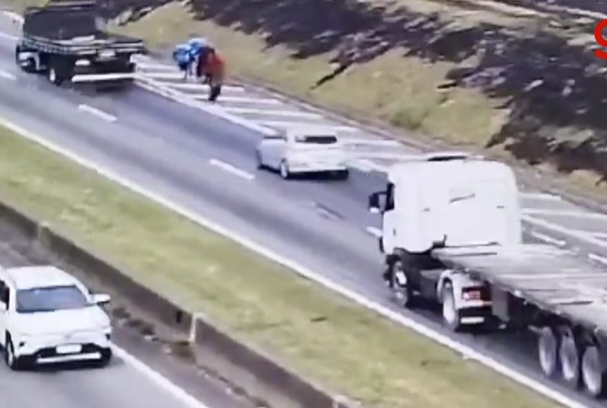 video3A-pneu-se-solta-na-dutra-e-atinge-romeiro-a-caminho-de-aparecida2C-sp