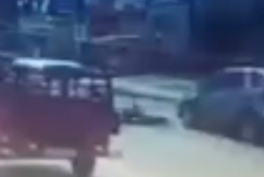 video3A-trabalhador-atropelado-por-viatura-da-pm-ao-atravessar-avenida2C-jovem-em-uti-recife