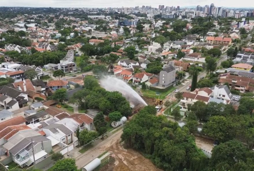 video3A-tubulacao-de-obra-estoura-e-provoca-jato-de-agua-em-curitiba3A-entenda-o-incidente-na-macrodrenagem-do-rio-pilarzinho