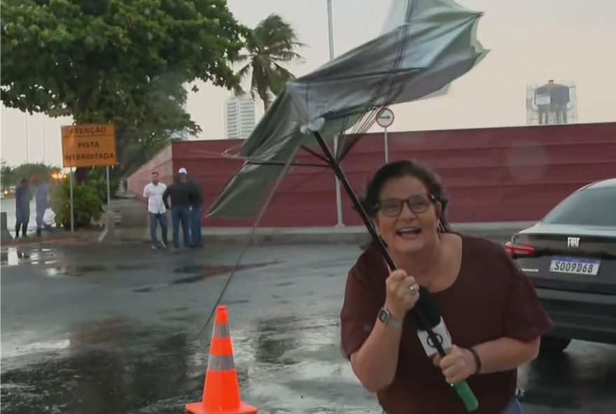 video3A-ventania-destroi-guarda-chuva-de-reporter-no-bom-dia-pe2C-arrancando-risadas3B-confira