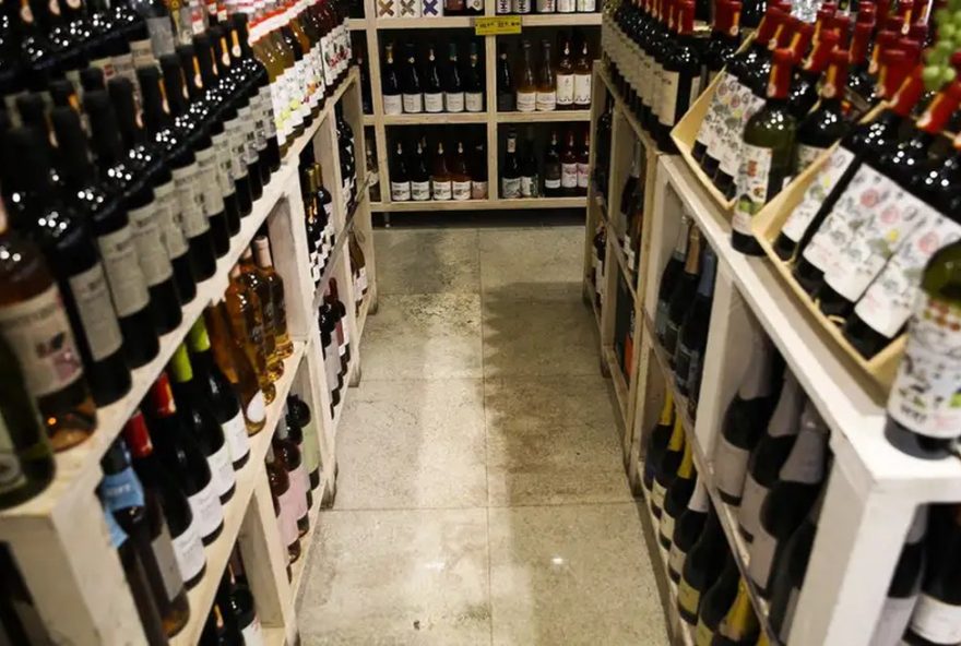 vigilancia-sanitaria-de-lajedo-intensifica-fiscalizacoes-de-bebidas-apos-casos-suspeitos-de-intoxicacao-por-metanol3A-saiba-mais