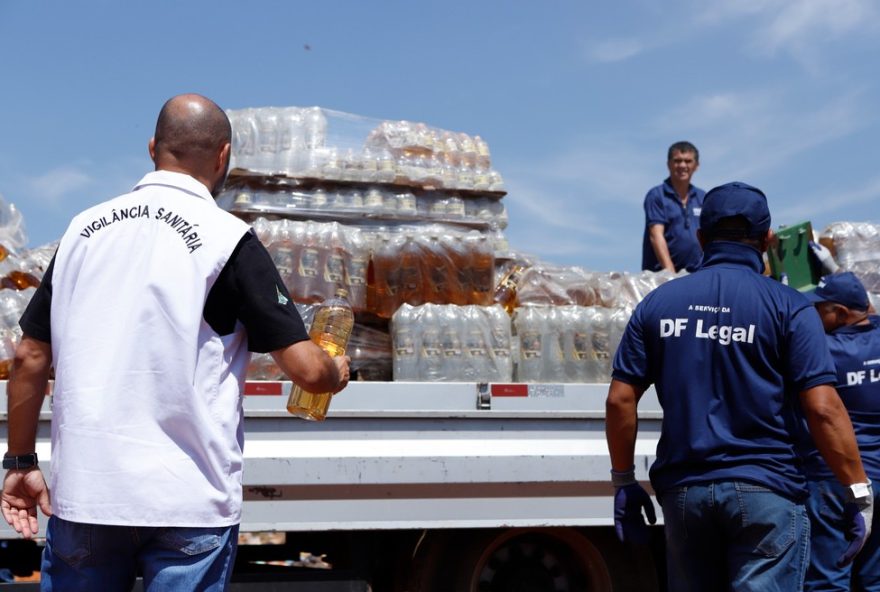 vigilancia-sanitaria-descarta-15-mil-litros-de-bebidas-em-planaltina3A-alerta-de-intoxicacao-por-metanol-no-df-cresce