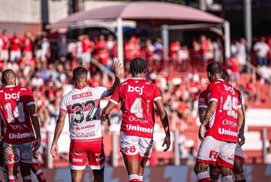 vila-nova-sai-atras2C-vira-o-placar2C-mas-cede-empate-ao-crb-nos-acrescimos vila-nova-sai-atras2C-vira-o-placar2C-mas-cede-empate-ao-crb-nos-acrescimos