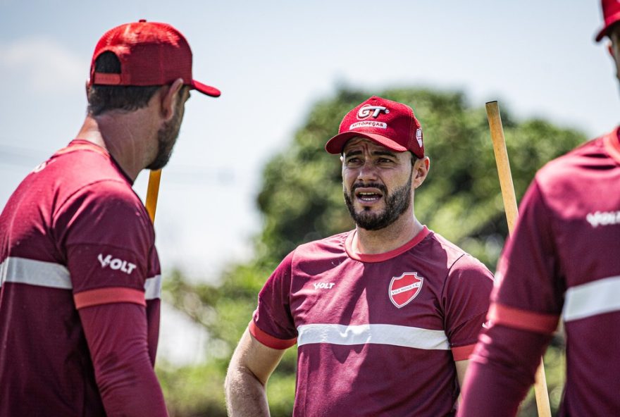 vila-nova-tera-mudanca-no-comando-no-jogo-contra-o-novorizontino3A-ariel-mamede-assume-temporariamente-pelo-tecnico-umberto-louzer