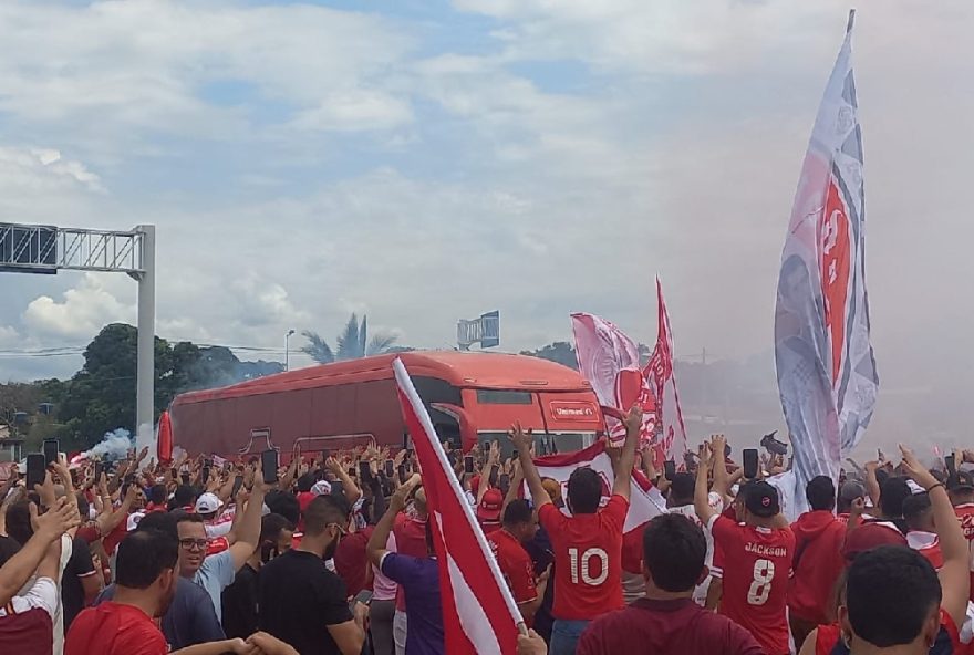 Torcedores entusiasmados dão adeus ao Vila Nova no Aeroporto Santa Genoveva antes da jornada decisiva para o acesso à Série A (Foto: reprodução/Twitter)