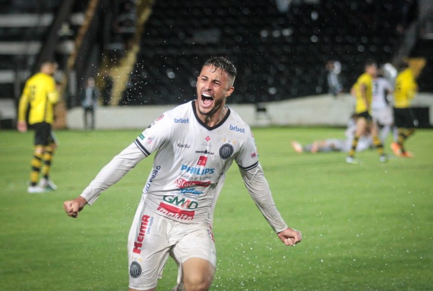 vinicius-diniz-retorna-ao-operario-pr-e-clube-confirma-saida-de-10-jogadores-para-temporada-2026