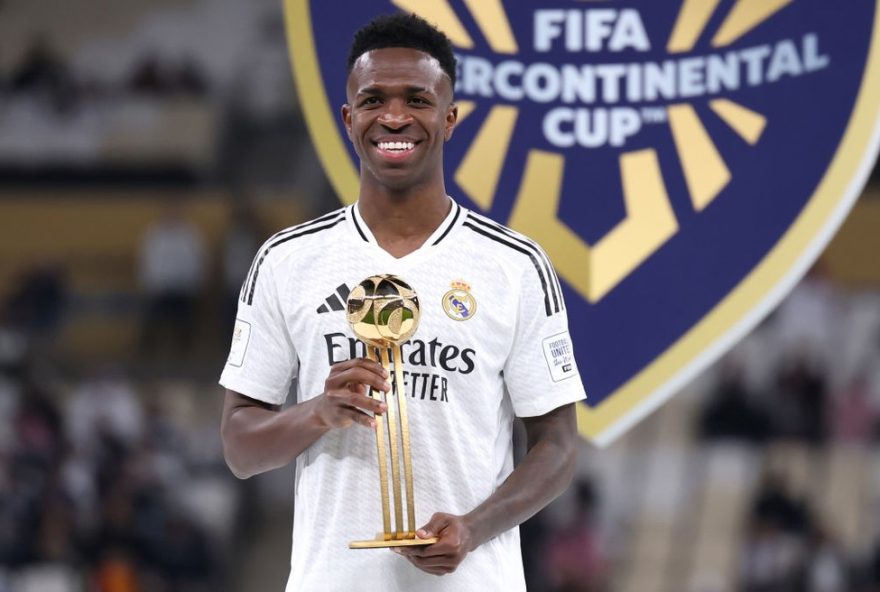 vinicius-jr.-brilha-e-garante-14o-titulo-do-real-madrid3A-melhor-do-mundo-em-destaque