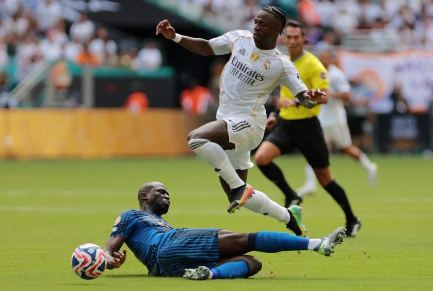 vinicius-junior-punido-com-cartao-amarelo-por-simulacao-no-duelo-real-madrid-x-al-hilal3A-polemica-na-estreia-da-copa-do-mundo-de-clubes