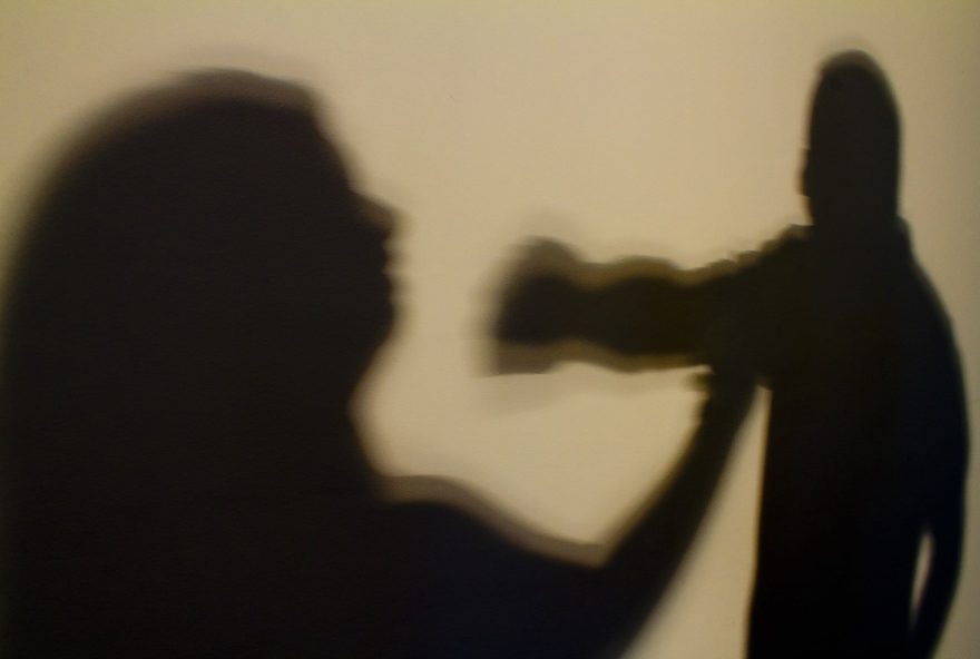 60% das mulheres vítimas de violência doméstica têm filhos com agressores